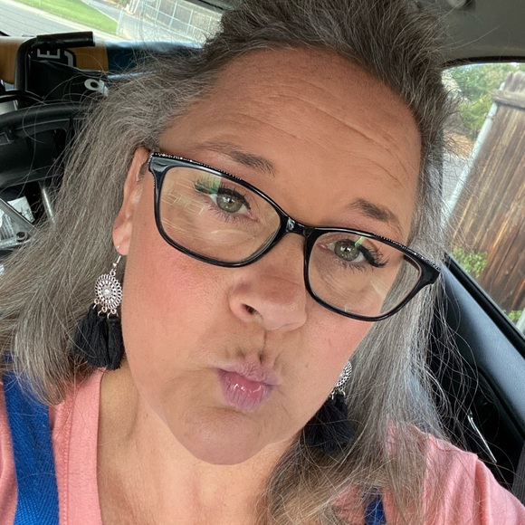 Meet your Posher, Danielle - Picture 2 of 3